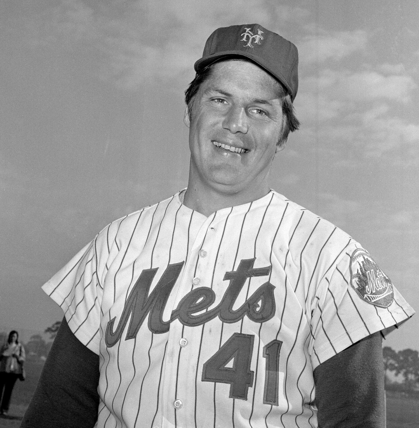 1975: Tom Seaver becomes first pitcher to strike out 200 batters in eight straight seasons